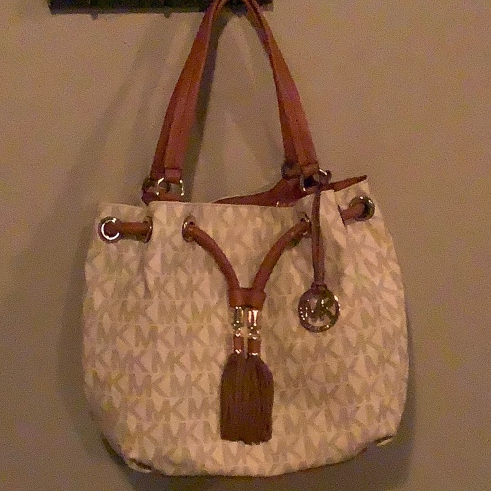 Michael Kors purse. Only used a few times 😍